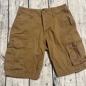 Like new. Men’s cargo shorts. Side and back pockets. Brown/Tan color. Size 28
